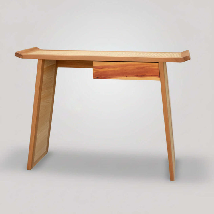 Consola Arigato de madera con diseño minimalista y cajón de fresno color natural.