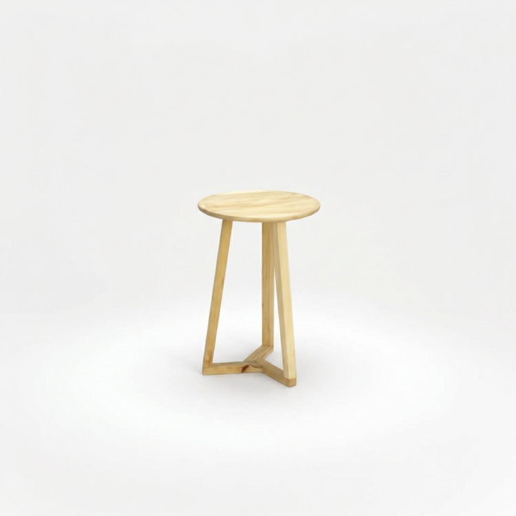 Mesa auxiliar Lucía de madera maciza con tapa redonda y tres patas, sobre fondo blanco